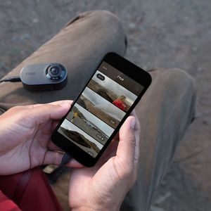 La caméra à 360° Rylo se branche à son mobile pour le transfert des images