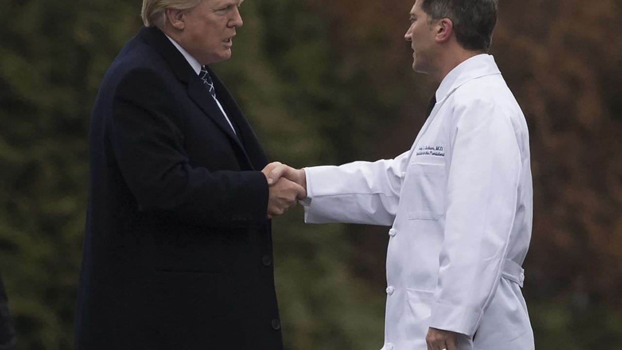 Le président américain a passé la visite médicale le 12 janvier dernier. Le docteur Rony Jackson (à droite) a confié les résultats de l'examen mardi.
