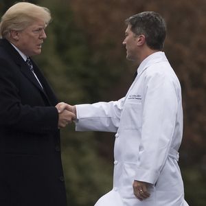 Le président américain a passé la visite médicale le 12 janvier dernier. Le docteur Rony Jackson (à droite) a confié les résultats de l'examen mardi.