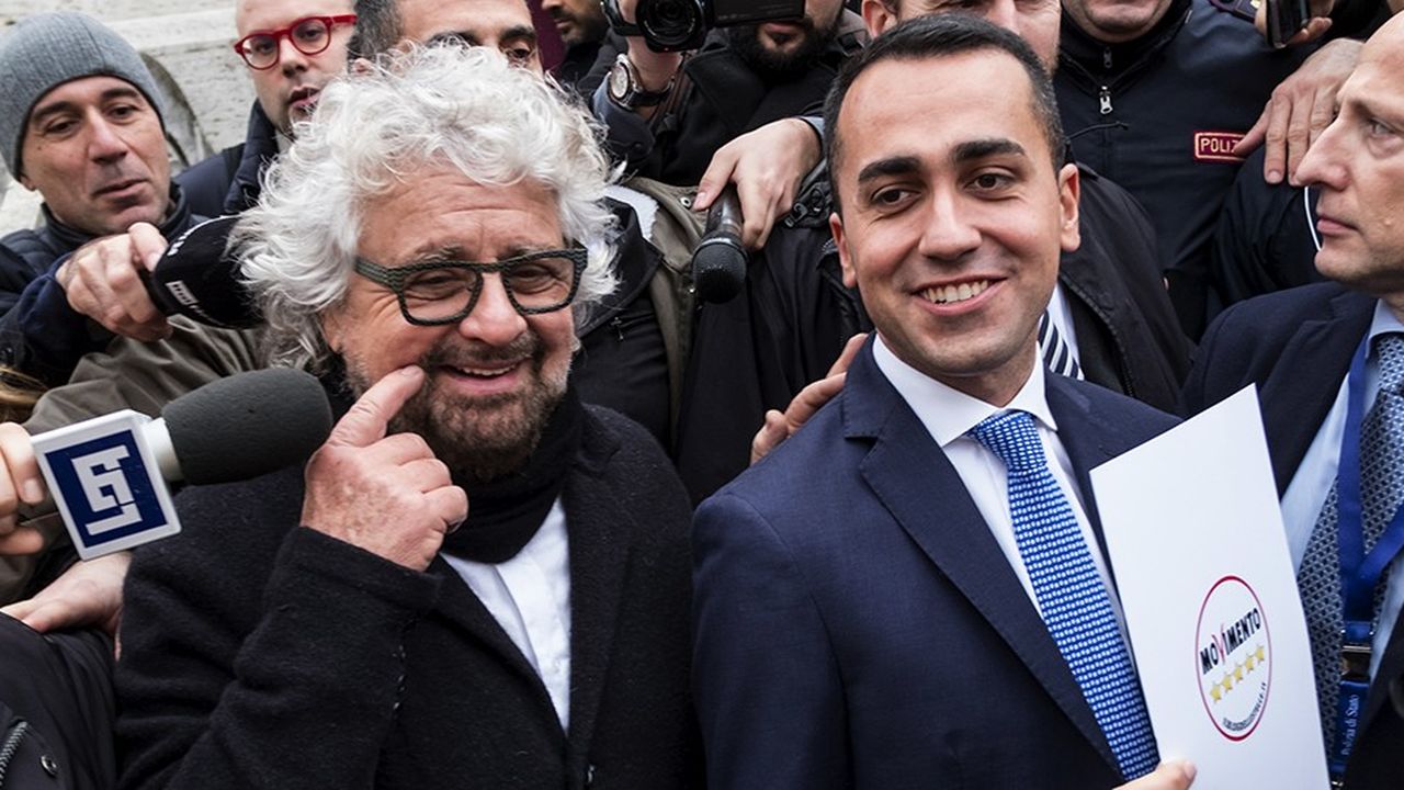 Le leader du M5S, Luigi Di Maio (à droite), accompagné du fondateur du mouvement, Beppe Grillo, fait enregistrer le logo pour les élections du 4 mars.