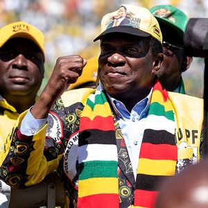 Surnommé le Crocodile pour sa patience et sa férocité, le chef de l'Etat du Zimbabwe, Emmerson Mnangagwa, a revendiqué la victoire, contestée par son rival.