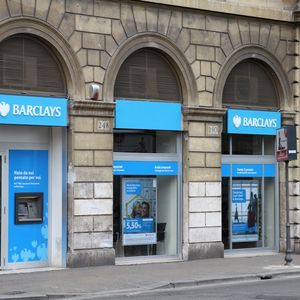 Sur les six premiers mois, Barclays a dégagé un résultat net de 468 millions de livres sterling contre une perte de 1,2 milliard sur la même période un an plus tôt.