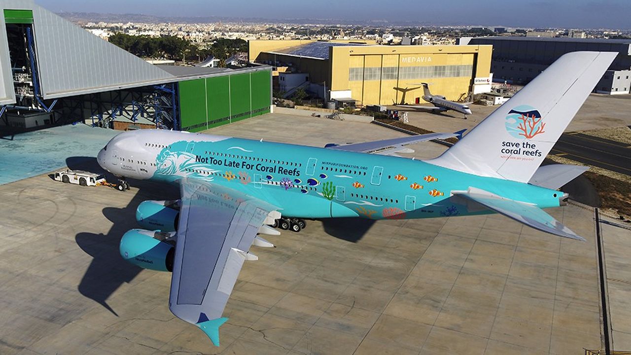 L'ancien Airbus A380 de Singapore airlines repeint aux couleurs du loueur portugais Hifly, va desservir La Réunion pour le compte d'Air Austral.