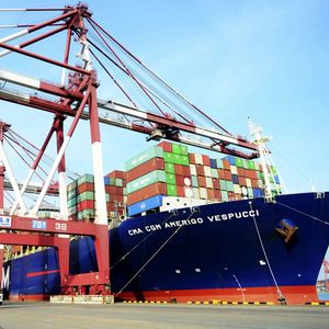 Les exportations totales de la Chine ont progressé de plus de 12 % mais ses importations se sont envolées de plus de 27 %. L'excédent commercial chinois total a fondu de près d'un tiers en juillet