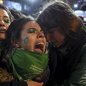 Des activistes argentines favorables à la légalisation de l'avortement montrent leur désarroi sur la place du Congrès de Buenos Aires. AFP PHOTO/EITAN ABRAMOVICH