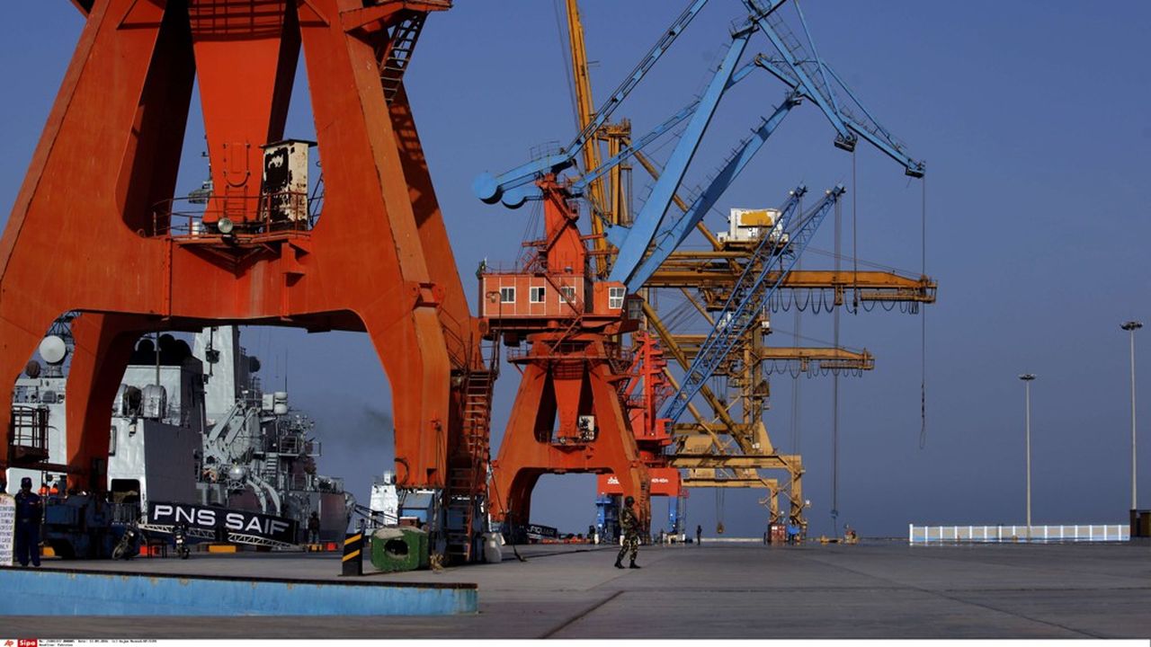 Gwadar est un port en eaux profondes développé par la Chine et le Pakistan. Les opérations du port ont été officiellement confiées à la Chine en 2013.