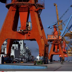 Gwadar est un port en eaux profondes développé par la Chine et le Pakistan. Les opérations du port ont été officiellement confiées à la Chine en 2013.