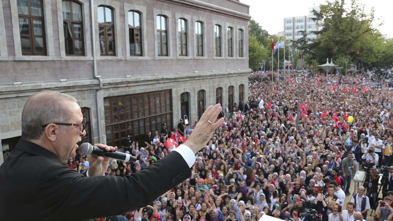 Le président Recep Tayyip Erdogan crie au complot contre l'économie turque
