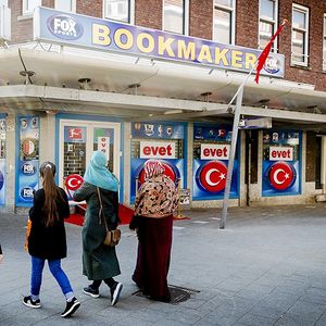 Sur la façade d'immeuble à Rotterdam, les Turcs résidant aux Pays-Bas étaient appelés à voter « oui » lors du référendum d'avril 2017, donnant plus de pouvoir à Recep Tayyip Erdogan. Ankara, en ouvrant des cours postscolaires, est bien décidé à maintenir le lien avec la diaspora turque en Europe.