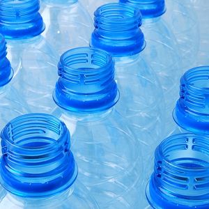 Le recyclage des bouteilles en plastique, pour emblématique qu'il soit, n'est pas le plus gros enjeu que va devoir relever le bonus-malus projetté par le le gouvernement. Beaucoup de biens de consommation font appel à cette matière, dans l'électro-ménager et l'ameublement notamment.