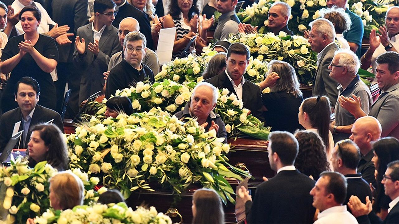 Les funérailles d'Etat organisées dans un grand hall du parc des expositions de Gênes ont rassemblé plusieurs milliers d'habitants