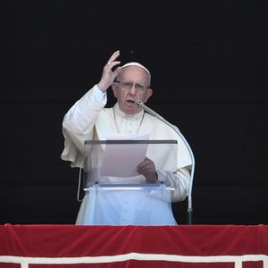 Le pape François lors de la prière de l'Angelus le 19 août, place Saint-Pierre, au Vatican.