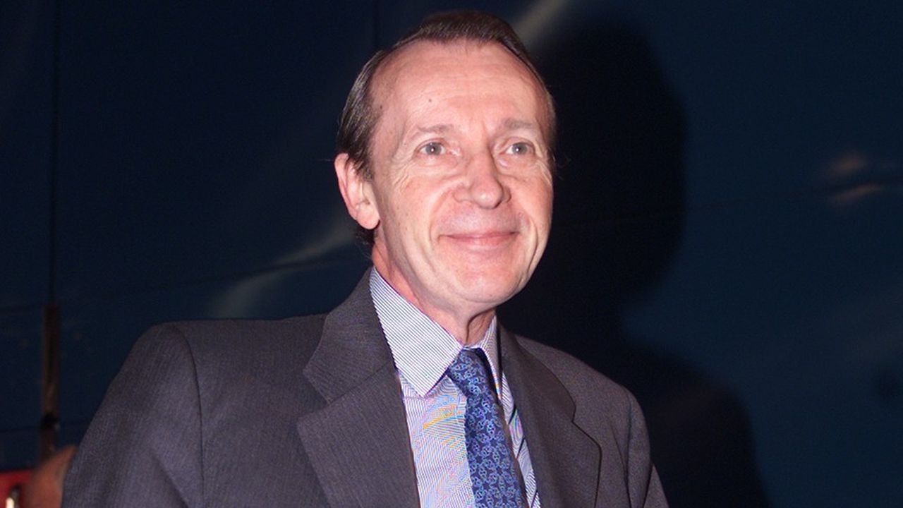 Le 20 septembre 1999, Michel Pébereau, PDG du nouveau groupe BNP-Paribas, présente la stratégie industrielle du nouveau pôle bancaire. AFP PHOTO/MANOOCHER DEGHATI
