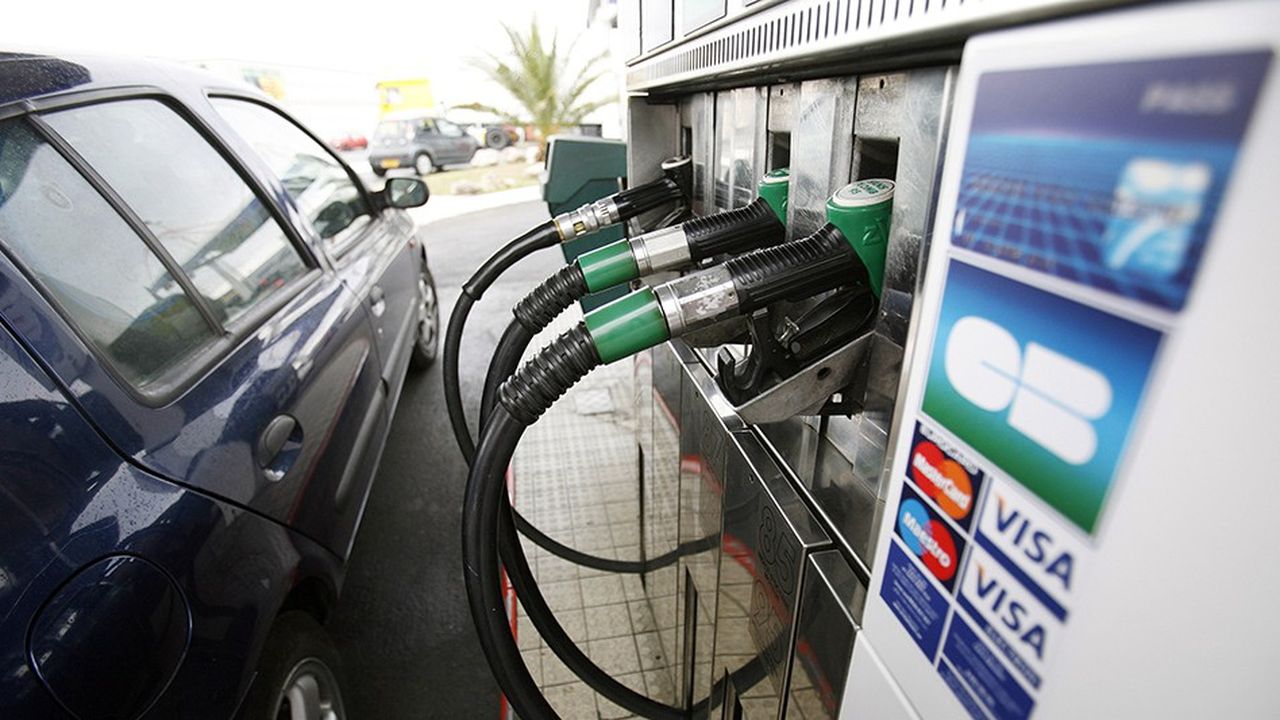 La hausse programmée de la taxe carbone va alourdir le prix du litre de carburant. Surtout celui de gazole, dont la fiscalité doit progressibement rattraper celle de l'essence d'ici à 2022.