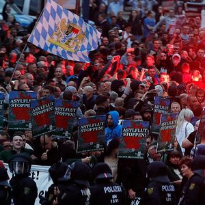Les manifestations conduites dimanche et lundi dans la ville de Chemnitz par l'AfD et Pegida et les « chasses » à l'étranger qui s'y sont déroulées font grand bruit en Allemagne.