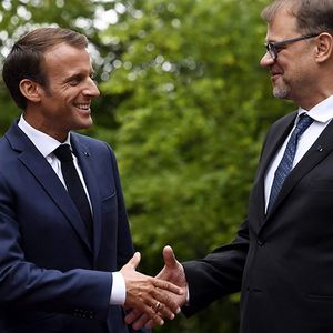 Après le Danemark, le président Emmanuel Macron s'est rendu en Finlande où il a été accueilli par le Premier ministre Juha Sipilä.