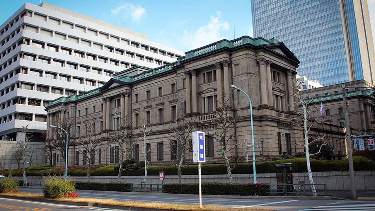 En début d'année, le montant des échanges d'obligations de l'Etat japonais était inférieur de 58 % à sa valeur de 2012, dernière année avant la politique de rachats massifs lancée par le gouverneur de la banque centrale Haruhiko Kuroda.