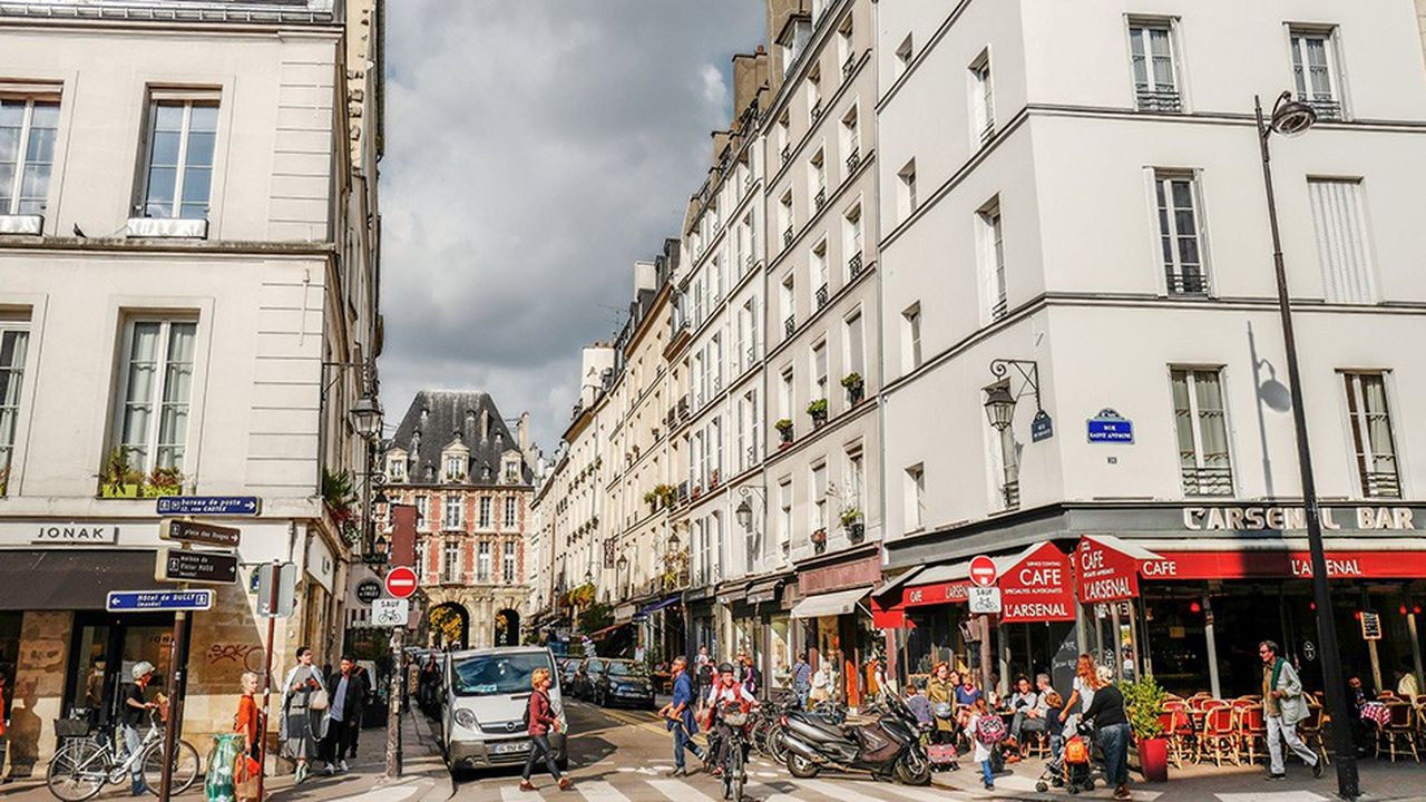 Le Marais, dans le IVe arrondissement de Paris, se vide de ses habitants au profit de locations meublées de courte durée. Ian Brossat milite pour l'interdiction de location touristique dans les quatre arrondissements historiques du centre de Paris afin de contrer Airbnb.