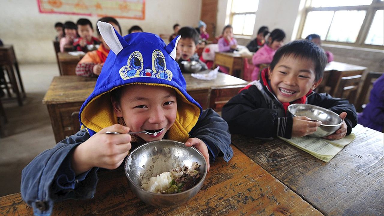 Dans la région autonome du Guangxi, les autorités locales doivent assurer des repas gratuits pour des enfants dans les écoles primaires et secondaires avec l'aide d'associations caritatives et d'entreprises.