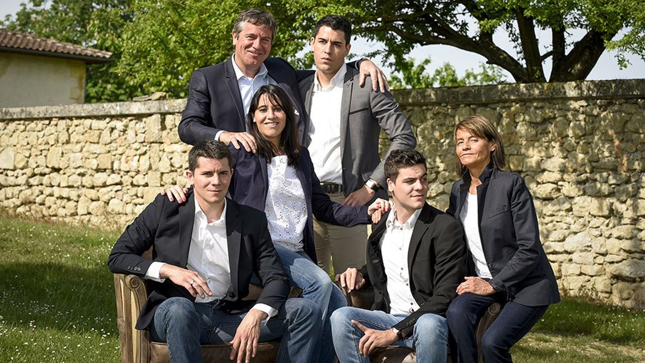 Les négociants Pierre-Jean et Nathalie Larraqué (née Haussmann) et leurs quatre enfants qui travaillent dans l'affaire.