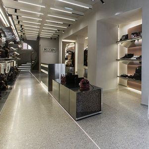 Moschino vient d'inaugurer son nouveau concept dans sa boutique à Paris