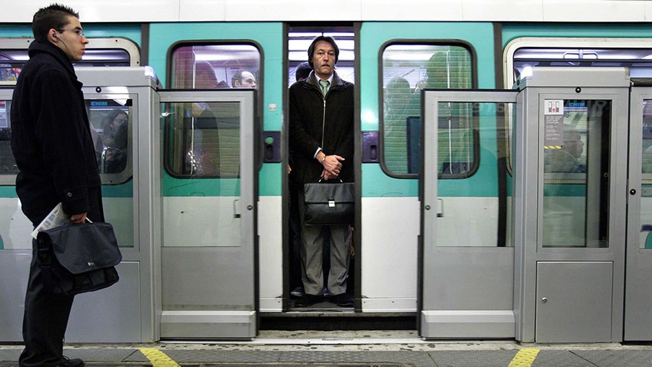 Déjà saturée, la ligne 13 du métro parisien voit son trafic augmenter au rythme de 3 % par an.