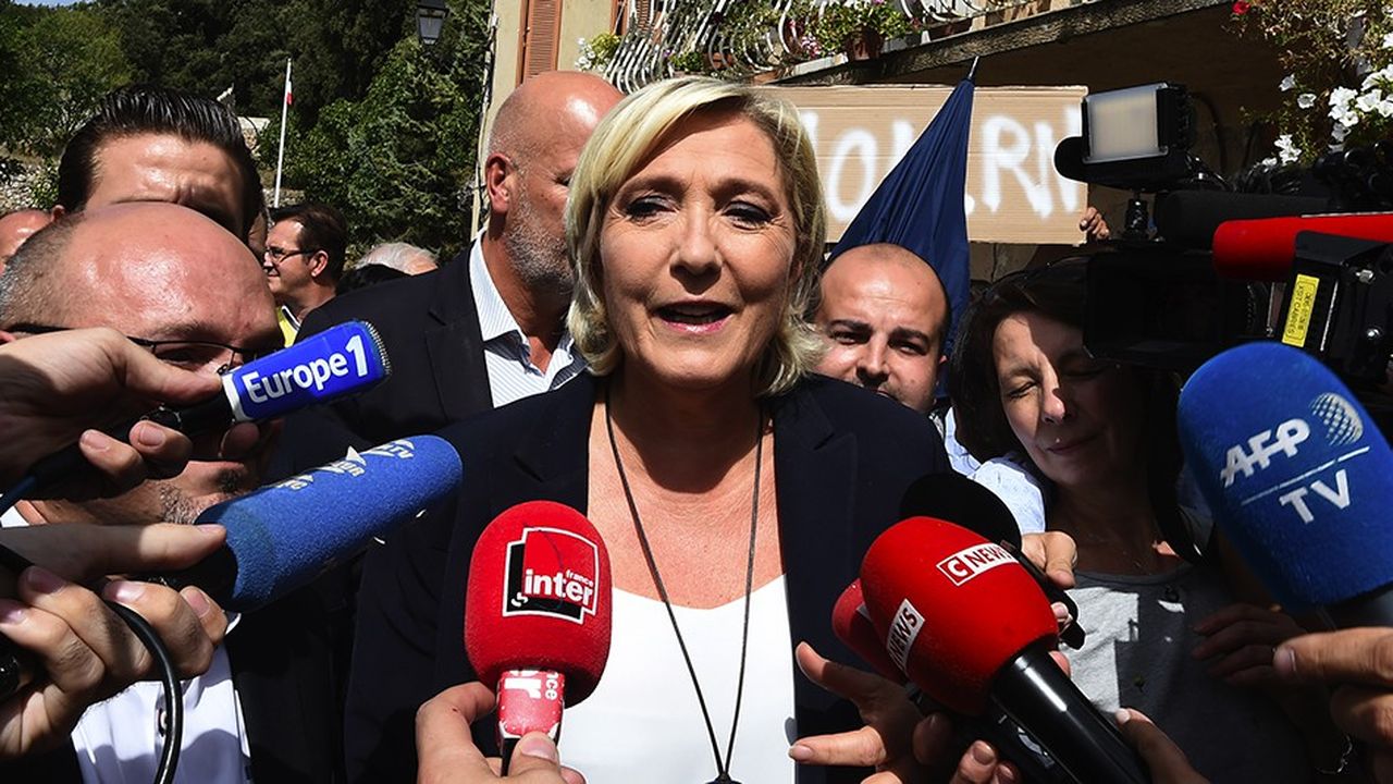 Marine Le Pen, la présidente du Rassemblement National (RN) a fait un déplacement très chahuté mercredi à Châteaudouble, village du Var de 470 habitants qui doit accueillir 72 migrants pendant plusieurs mois.