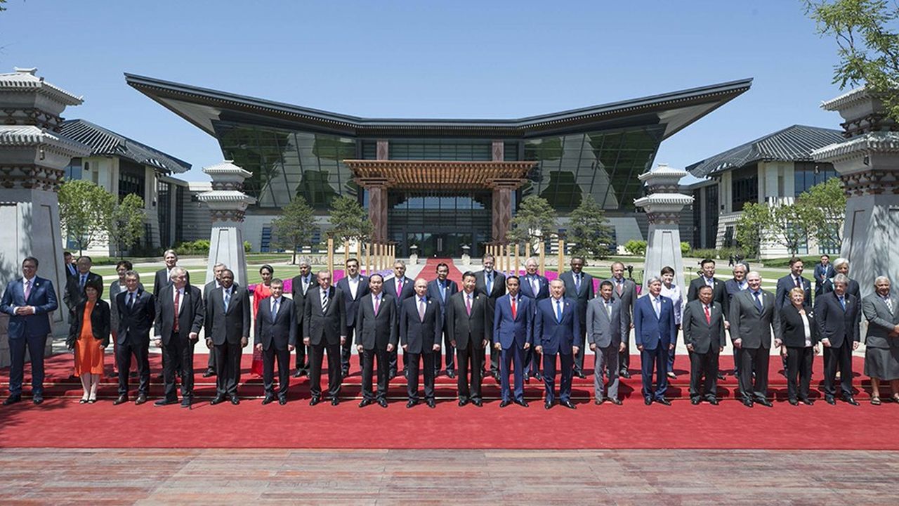Le président chinois Xi Jinping (au centre) avec à sa droite le président Poutine et en compagnie d'une trentaine d'autres dirigeants participant au sommet du Forum des nouvelles routes de la soie posent pour la photo de famille, le 15 mai 2017, au centre de convention internationale du Yanqi Lake à Pékin.