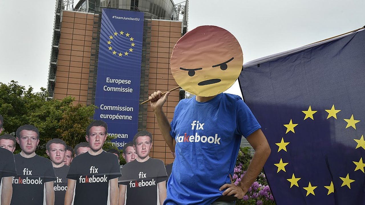 Les activistes d'Avaaz devant le siège de l'Union Européenne à Bruxelles le 22 mai 2018, attirant l'attention sur ce qu'ils estiment être les centaines de millions de faux comptes sur Facebook.