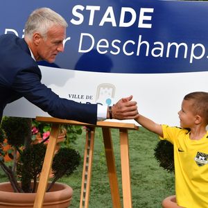 Didier Deschamps a dévoilé la plaque portant son nom devant près de 500 personnes, dont 100 enfants du club de Cap-d'Ail.