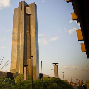 La Banque centrale sud-africaine devrait attendre encore un peu avant de remonter ses taux, profitant notamment de la diminution de la pression sur le marché des changes.