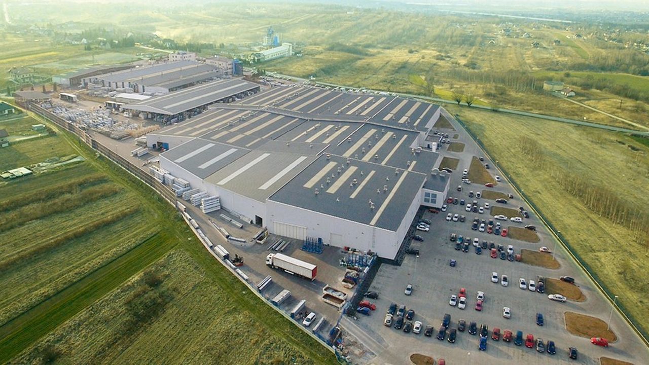 A Cracovie (Pologne), l'usine géante du fabricant polonais de menuiseries PVC Oknoplast produit 1,5 million de fenêtres par an (à comparer à un marché français de 10,9 millions de fenêtres par an) dont 75 % exportés en Allemagne, en Italie et en France.