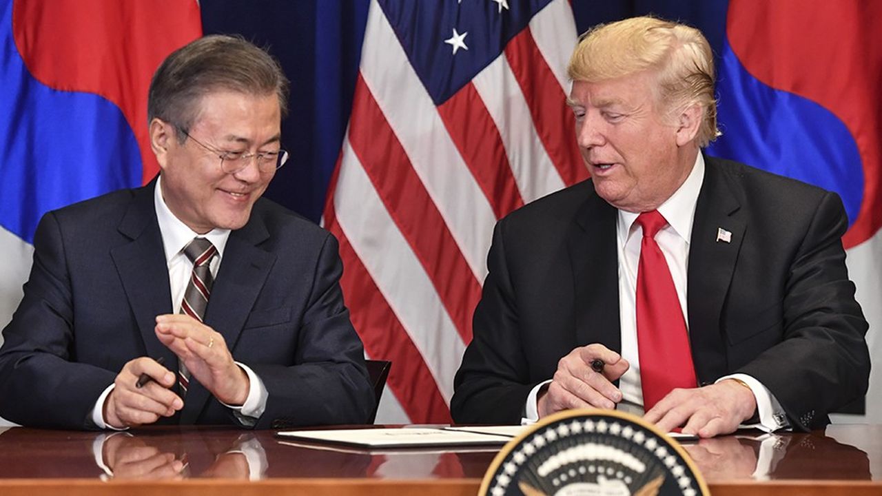 Le président Donald Trump et le président de Corée du Sud Moon Jae-in  après avoir signé la révision d'un traité de libre-échange à New York le 24 septembre  2018. 