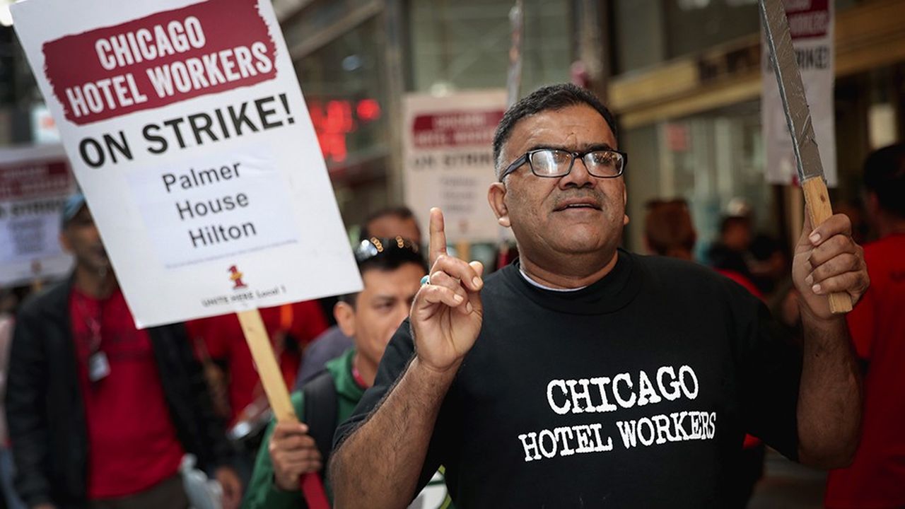 Des piquets de grève ont été installés en face l'hôtel Palmer House Hilton à Chicago (Illinois), alors que les grèves se multiplient aux Etats-Unis.