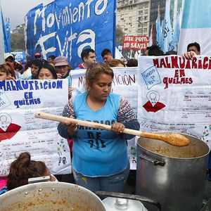 Les distributions bénévoles de repas se multiplient en Argentine