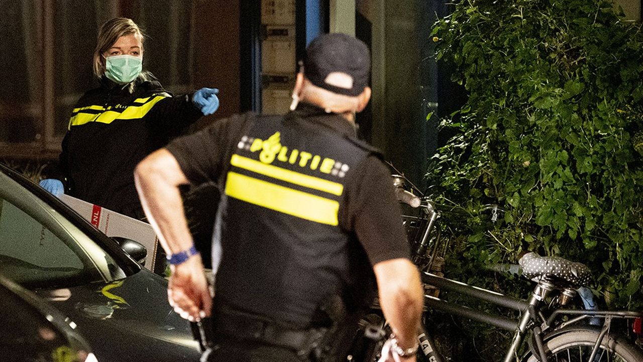 La police néerlandaise a arrêté le 27 septembre sept personnes suspectées de préparer une « attaque terroriste d'ampleur » aux Pays Bas en utilisant une Kalachnikov et des ceintures explosives lors d'un événement public.