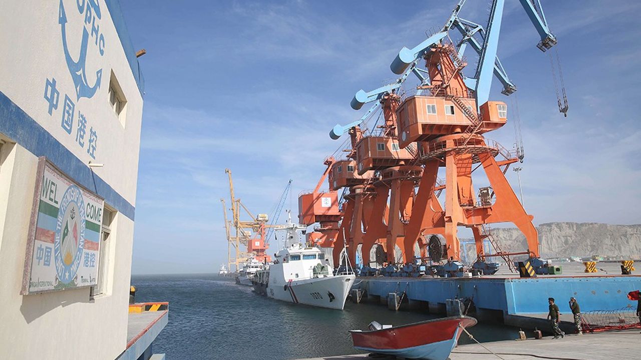 La Chine finance le développement du port en eau profonde de Gwadar dans l'océan indien, nouvelle ouverture maritime pour Pékin. Pour aboutir à ce port, les entreprises chinoises construisent un corridor dont le coût est estimé à 50 milliards de dollars.