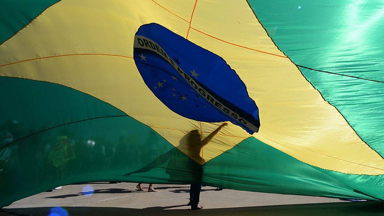 Un énorme drapeau brésilien.