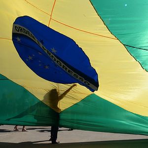 Un énorme drapeau brésilien.