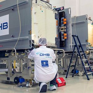 OHB a remporté trois appels d'offres successifs pour réaliser 34 satellites de navigation Galileo contre ses rivaux Airbus et Thales.