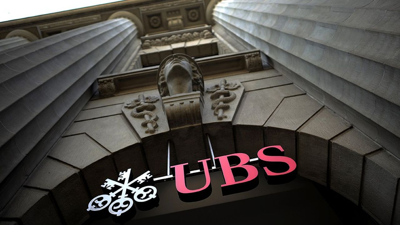 La légalité de la démarche française a été contestée, d'abord par l'administration suisse, puis par UBS qui a cherché à entraver la procédure.