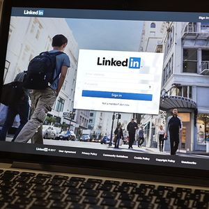 En 2016, le réseau social professionnel LinkedIn a été racheté 27 milliards de dollars par Microsoft.