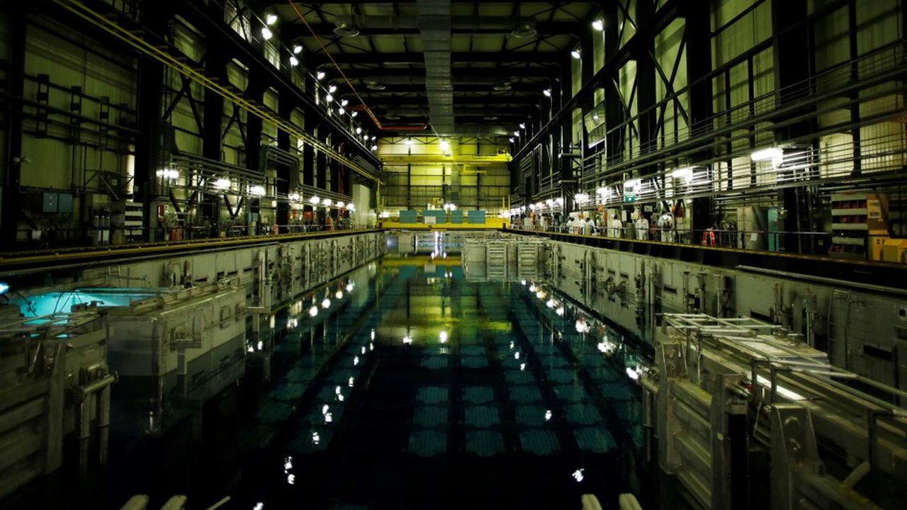 Parmi les 58 réacteurs nucléaires d'EDF en France, 22 réacteurs utilisent aujourd'hui du combustible MOX, fabriqué à partir de combustible déjà utilisé, et retraité à La Hague (Manche) par Orano.