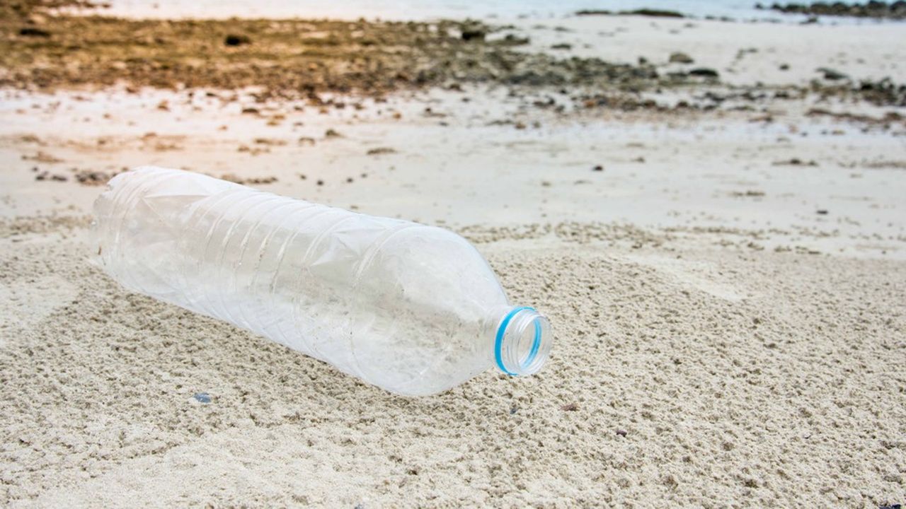 Le Parlement européen a imposé un minimum de 35 % de plastique recyclé dans les bouteilles d'ici à 2025.