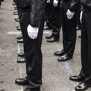 Les uniformes de police appartiennent à la catégorie des vêtements professionnels pour le recyclage desquels un groupe d'entreprises utilisatrices (SNCF, Poste, GRDF, etc.) se sont volontairement associées.