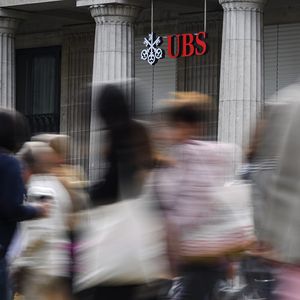 UBS AG, la maison-mère, comparaît pour « démarchage bancaire illégal » et « blanchiment aggravé de fraude fiscale », sa filiale française pour complicité des mêmes délits. L'audience devrait durer jusqu'au 13 novembre.