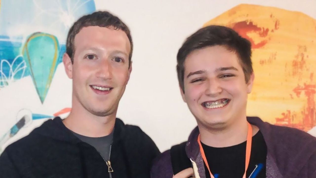 Le PDG de Facebook Mark Zuckerbergg et Michael Sayman à l'âge de 17 ans.