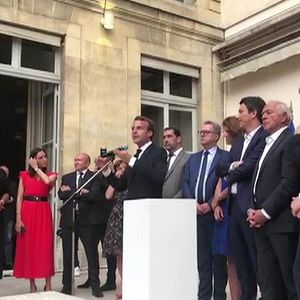 Le président Emmanuel Macron, entouré de son gouvernement et face aux députés de la majorité, lors de sa riposte le 24 juillet en pleine affaire Benalla, depuis la maison de l'Amérique latine à Paris.