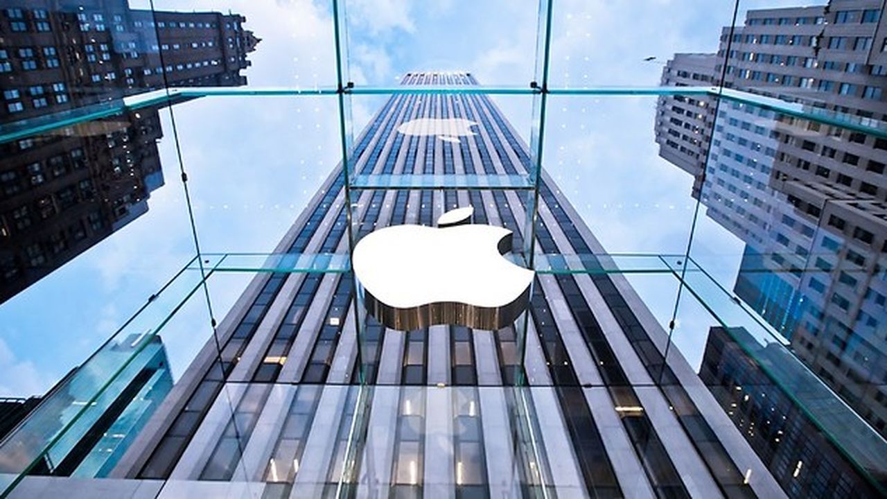 Apple franchit la barre historique des 1.000 milliards de dollars en Bourse
