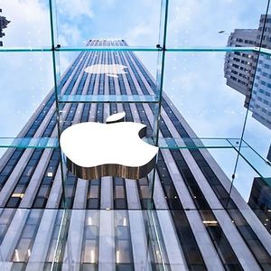 Apple franchit la barre historique des 1.000 milliards de dollars en Bourse